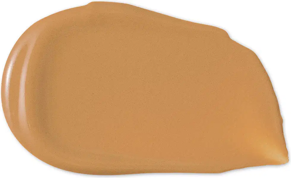 O produto de beleza apresenta uma textura cremosa, de cor alaranjada, com aparência suave e brilhante, indicando uma consistência macia e deslizante.
