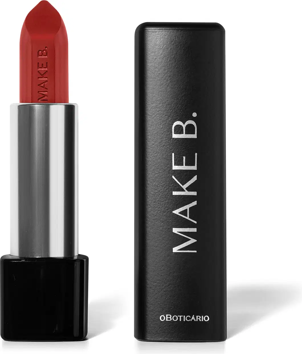 Batom em tom de vermelho alaranjado Make B. aberto. De um lado, a tampa preta com texto em branco, com formato retangular e ponta arredondada. Do outro, a base preta, o corpo prateado e a bala de batom aparente com a marca gravada em baixo relevo.