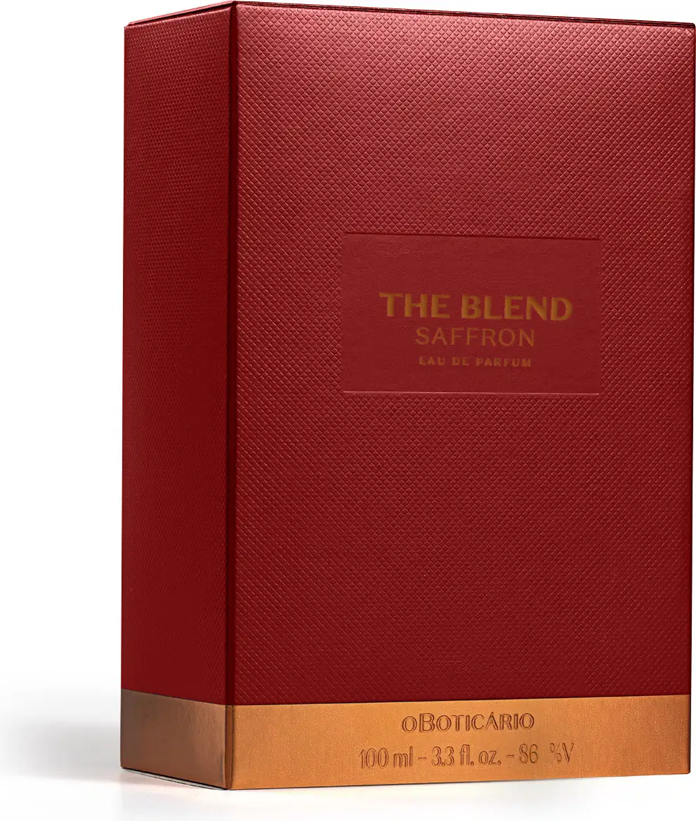 Caixa vermelha com textura de contendo a fragrância "The Blend Saffron" da marca O bolicario. A caixa possui o nome do produto e a marca impressos em dourado.