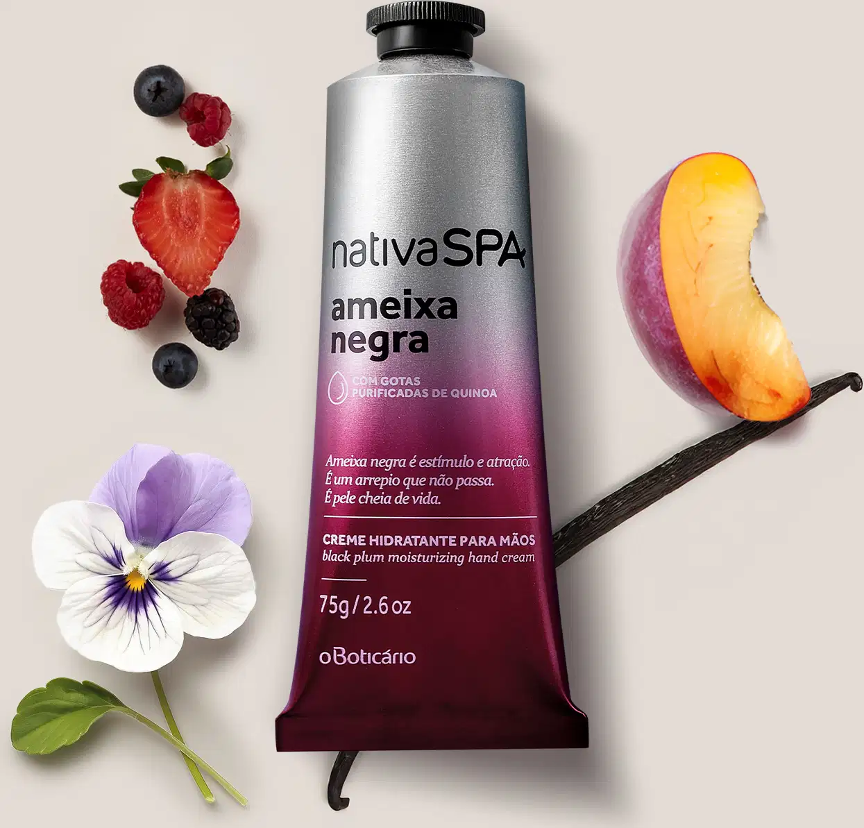 Tubo de creme hidratante para mãos da marca Nativa SPA da linha Ameixa Negra, com rótulo degradê do roxo ao prata, em meio a frutas vermelhas, flores, uma fava de baunilha e uma fatia de ameixa, sobre fundo claro.