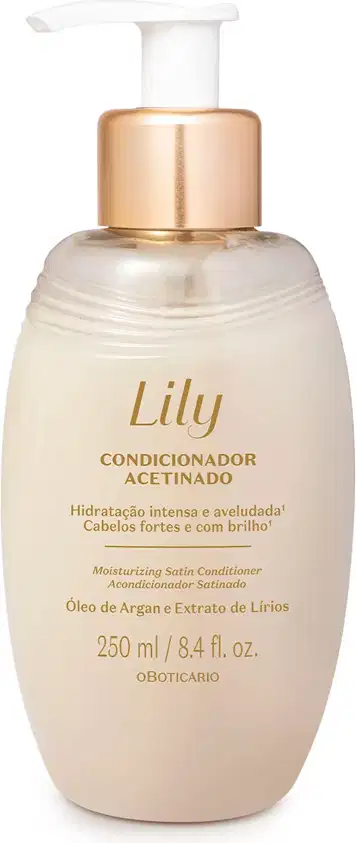 Imagem de frasco de condicionador acetinado da marca Lily, com embalagem e bomba dosadora brancas com detalhes dourados. O rótulo traz a marca e as informações sobre o produto em leras também douradas. Sugere um produto sofisticado para cuidados pessoais.