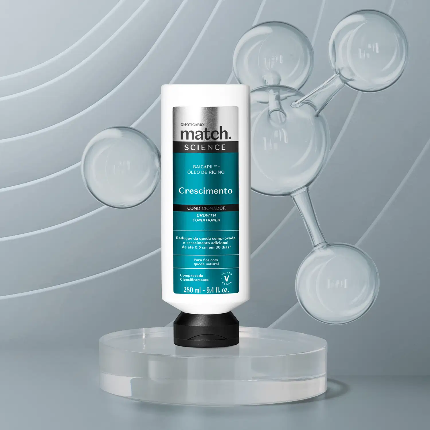 Frasco branco com rótulo azul da marca Match Science Crescimento sobre pedestal de vidro transparente sobre fundo cinza. Uma molécula com aspecto de vidro transparente compõe o fundo da imagem.