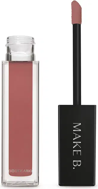 Frasco de batom da marca Make B. em embalagem transparente com tampa preta. O produto possui uma cor rosada e o rótulo exibe o nome da marca em letras pretas.