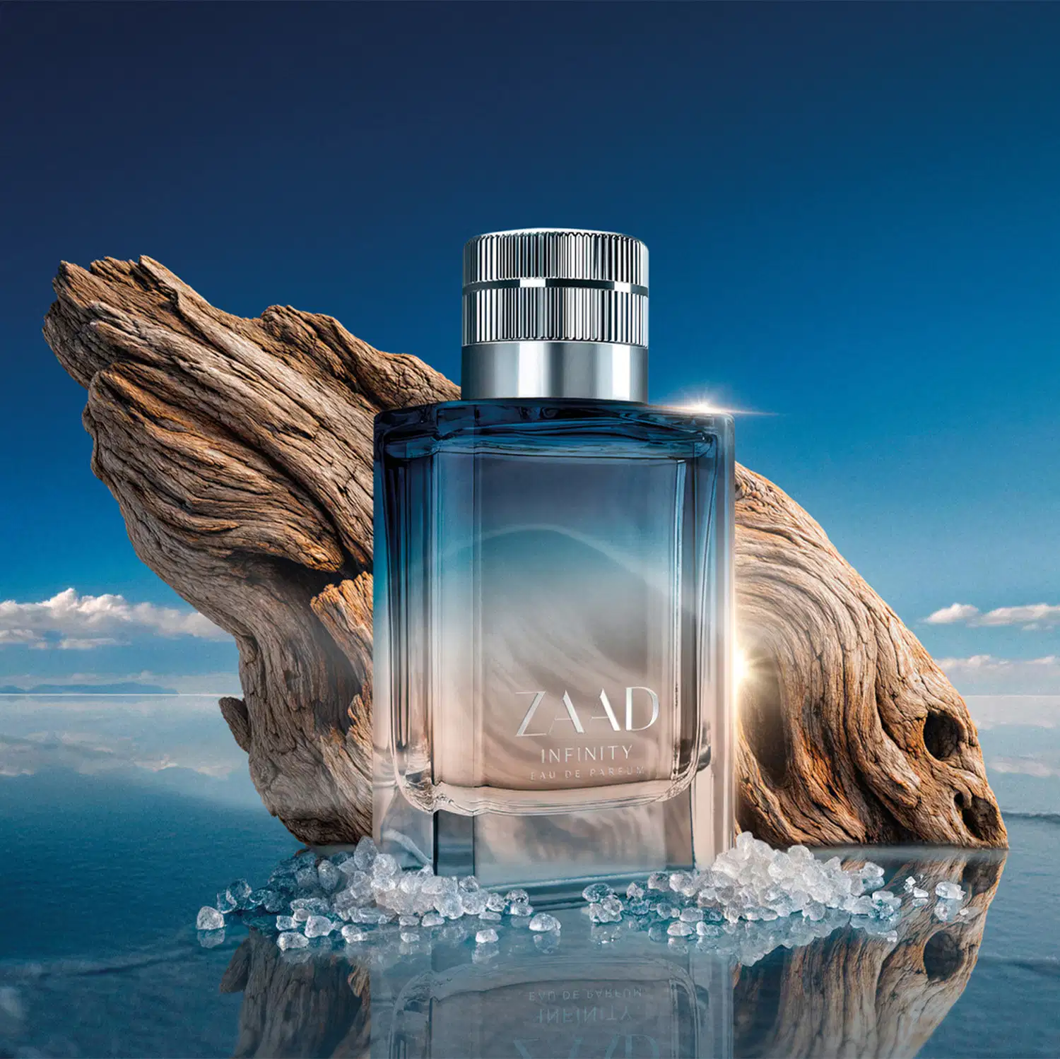 Frasco de item de perfumaria Zaad Infinity em cenário natural com madeira, sal e céu azul, refletido em superfície espelhada.