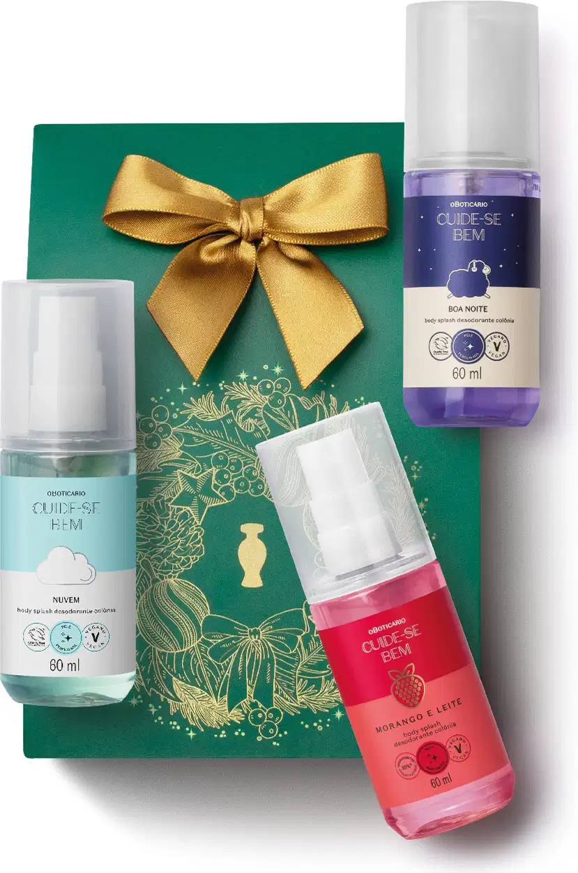 Três frascos de itens de mini body splashes da marca Cuide-se Bem, sendo um da fragrância Morango e Leite (vermelho), outro da fragrância Nuvem (azul claro) e o terceiro da fragrância Boa Noite (lilás). Acompanha caixa de presente verde com laço dourado.