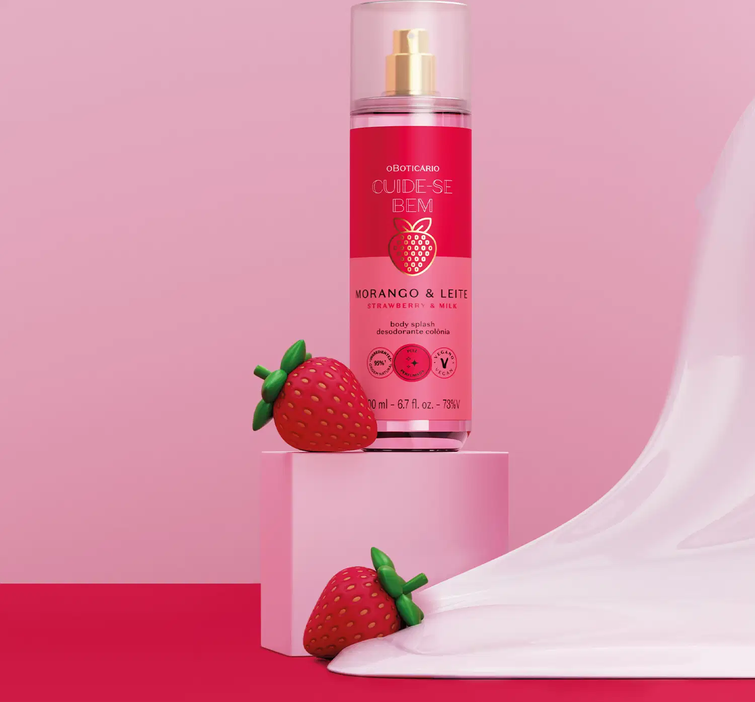Imagem de frasco de body splash da marca Cuide-se bem Morango e Leite, em fundo rosa e superfície vermelha, com morangos ao lado e creme branco escorrendo.