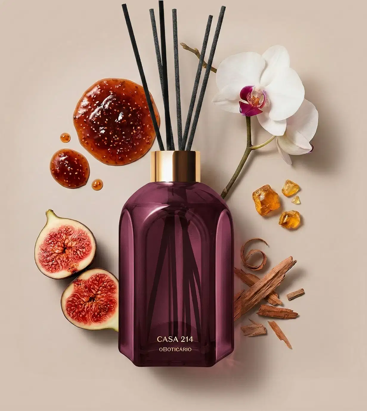 Ambiente de beleza elegante e sofisticado, com frasco de perfume da marca Casa 214 em tom roxo, rodeado por ingredientes naturais como figos, flores de orquídea e âmbar. Cenário neutro em tons de bege realça a sofisticação do produto.