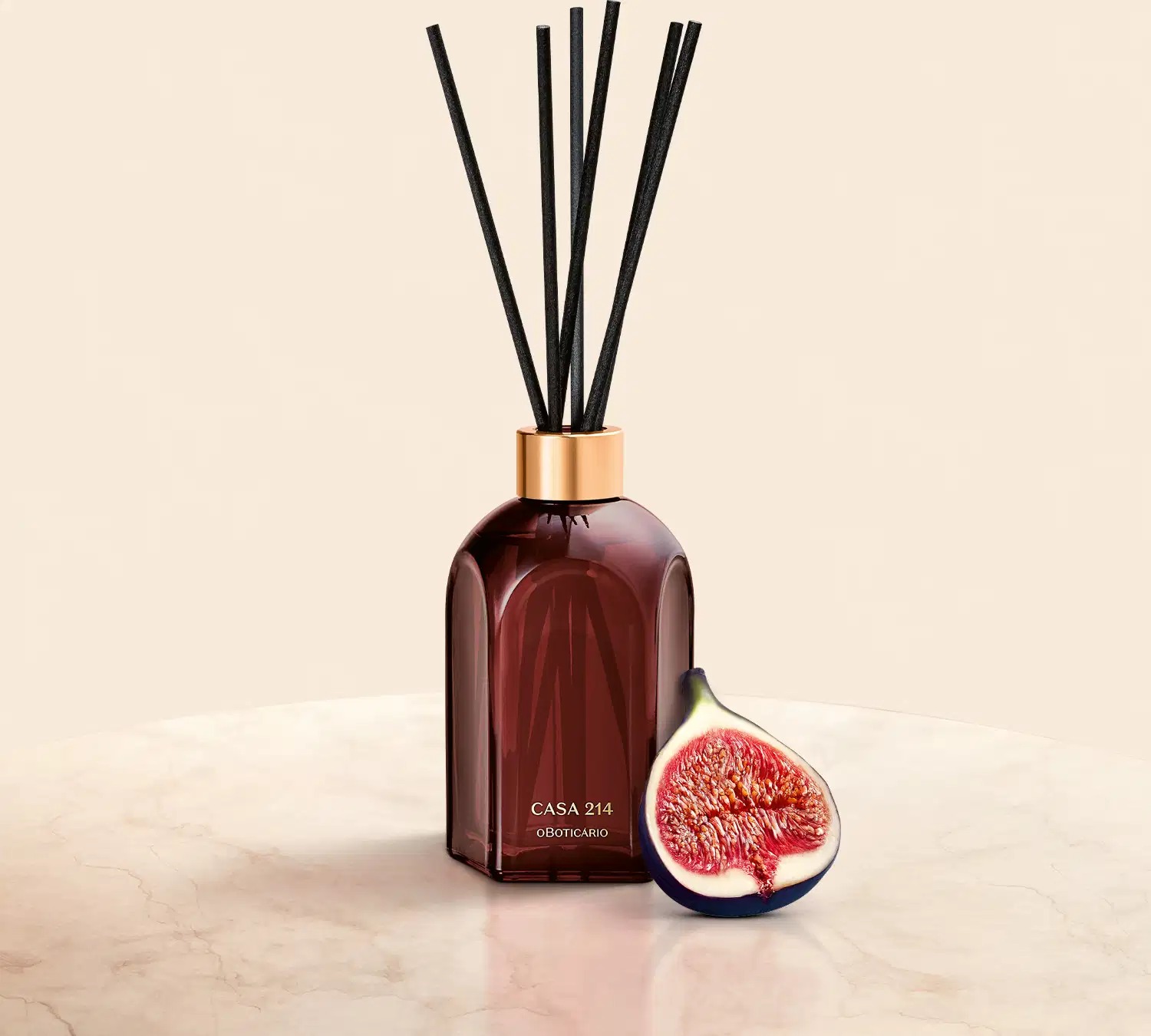 Ambiente de beleza elegante e sofisticado, com um difusor de aromas da marca Casa 214 em um frasco de vidro âmbar e uma fatia de figo fresco, em um cenário minimalista com tons neutros.