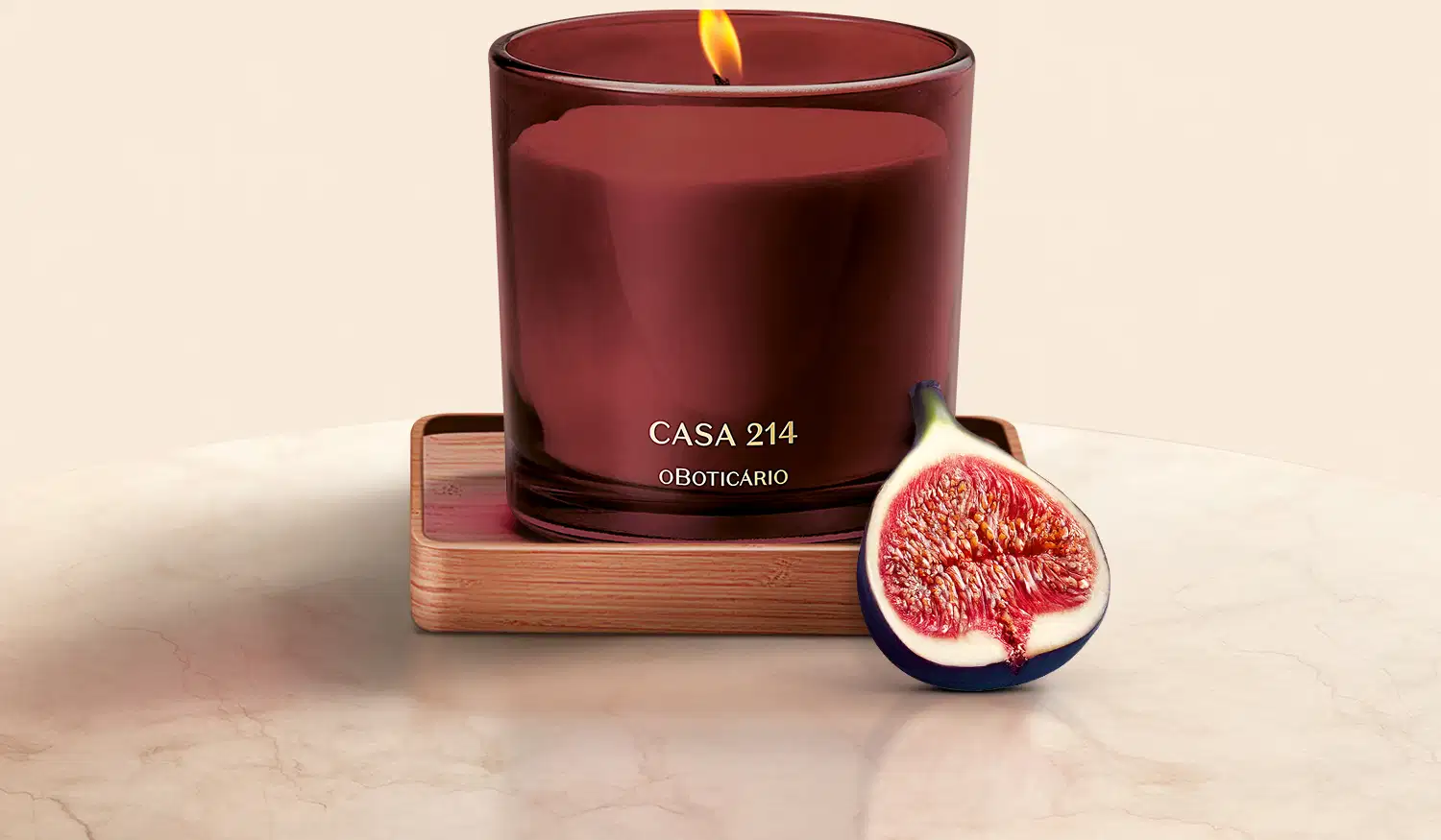 Ambiente elegante e sofisticado com vela da marca Casa 214 em recipiente de vidro, acompanhada de fatia de figo fresco sobre base de madeira, sugerindo um cenário de relaxamento e bem-estar.