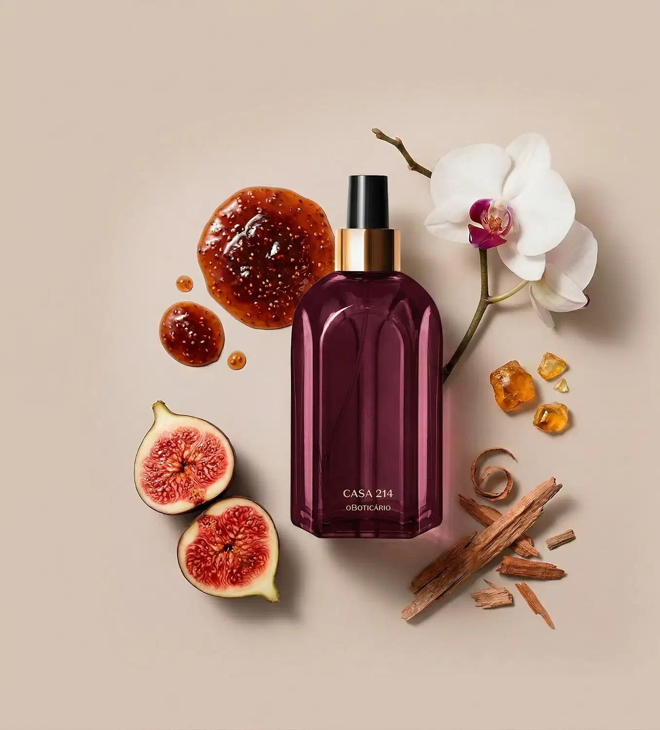 Vidro do aromatizador Casa 214 Figo Magnífico com válvula spray preta em ambiente com flores brancas, figos e cristais âmbar sobre superfície bege.