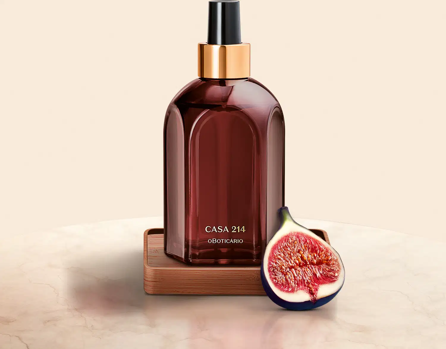Vidro roxo do aromatizador Casa 214 Figo Magnífico com válvula spray preta sobre superfície de madeira, ao lado de fatia de figo vermelho, em ambiente claro, minimalista e com sombreado.