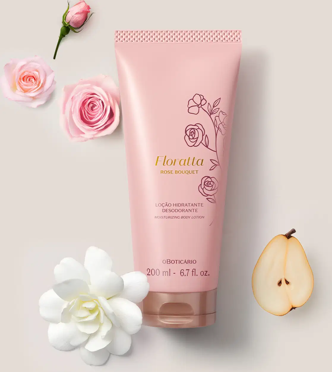 Bisnaga rosa com tampa dourada e ilustrações florais de Loção Hidratante Desodorante Floratta Rose Bouquet cercada por uma flor branca, duas rosas cor-de-rosa desabrochadas e uma em formato de botão, além de meia pera.