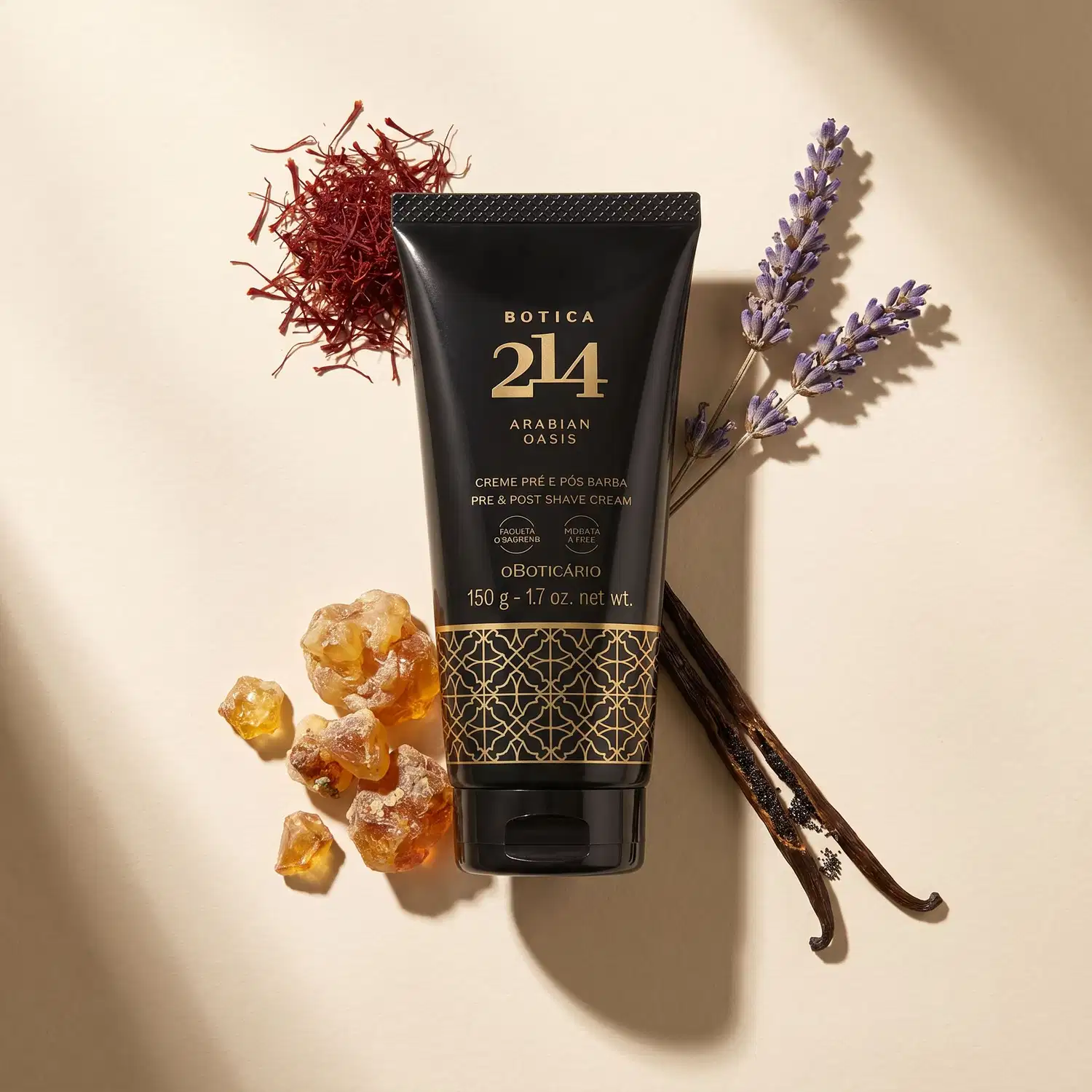 Tubo preto com rótulo dourado da marca Botica 214 Arabian Oasis sobre superfície bege rodeado por flores de lavanda, hastes de açafrão e cristais de âmbar ao redor, em ambiente iluminado e minimalista com fundo bege e luz cenográfica.