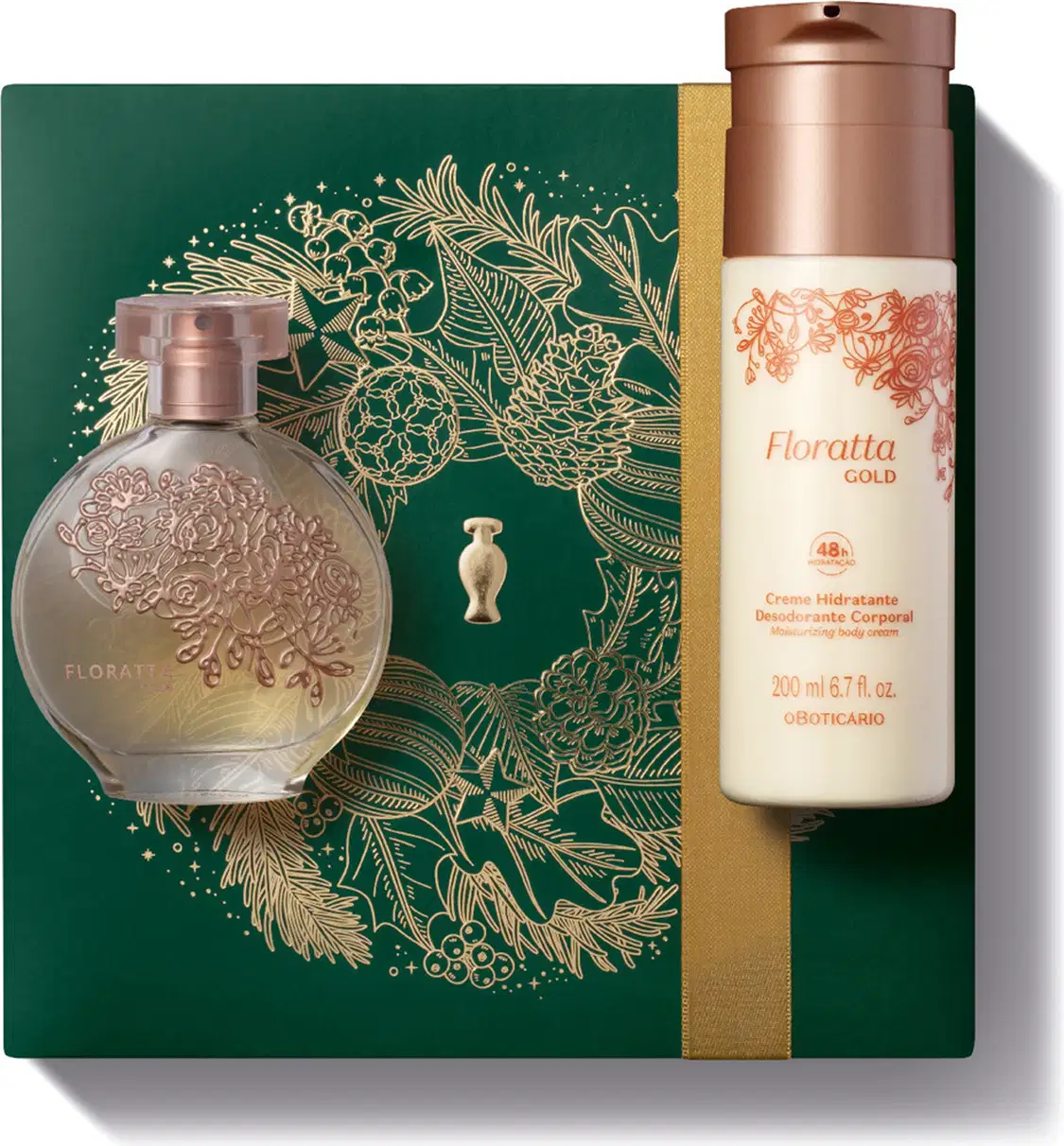 Frasco de vidro de desodorante colônia Floratta Gold arredondado e transparente, com flores douradas gravadas em relevo e frasco branco com tampa dourada de body splash da mesma linha sobre uma caixa presenteável verde com ilustração natalina.