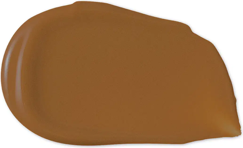 O produto de beleza apresenta uma textura cremosa, de cor marrom escura, com aparência suave e brilhante, sugerindo uma consistência densa e untuosa.