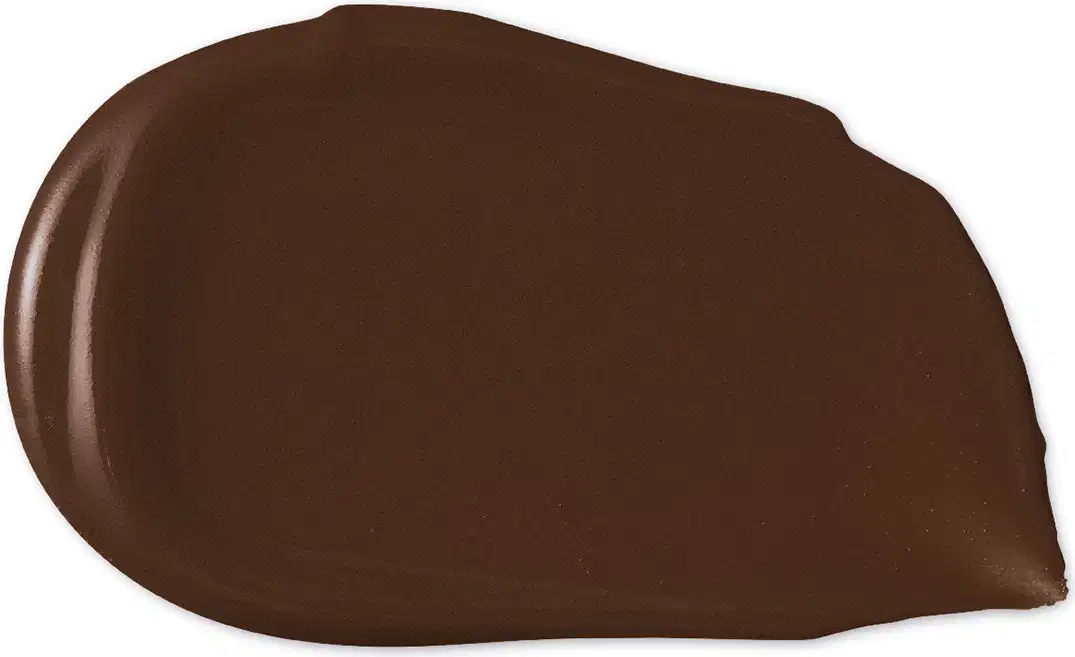 Textura cremosa e brilhante de cor marrom escura, com aparência suave e uniforme, típica de um produto de beleza da marca Make B.