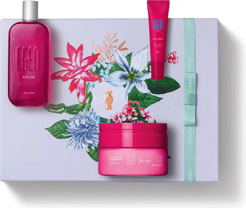Imagem do kit presente Egeo Dolce com creme hidratante corporal, desodorante colônia com tampa prateada, bisnaga de gloss labial e caixa branca com ilustração floral. As embalagens são em tons de rosa com rótulos em letras brancas.