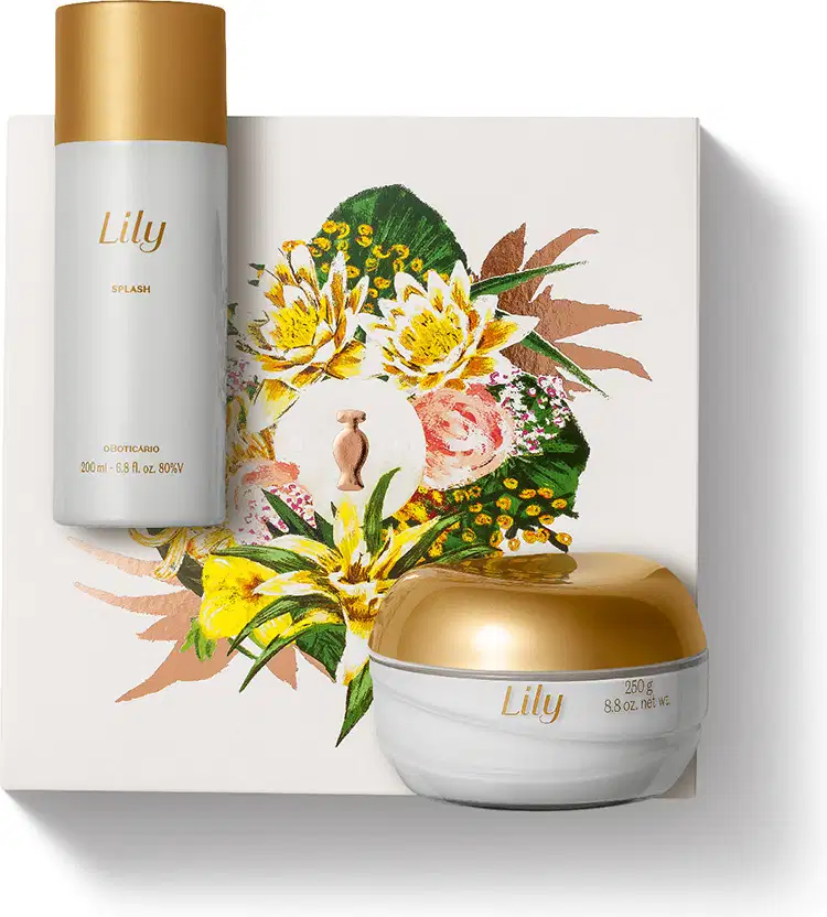 Imagem do kit de cuidados pessoais Lily, com pote de creme acetinado corporal e um frasco de body splash, além de uma caixa com ilustração floral. As embalagens são brancas com tampas e rótulos dourados.