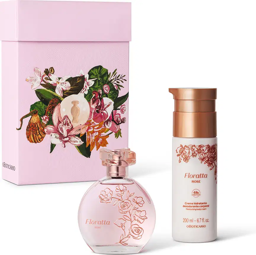 Imagem do kit de presente Floratta Rose, com o clássico vidro transparente do desodorante colônia e um frasco branco creme hidratante corporal, além de uma caixa com estampa floral. As embalagens trazem flores e tampas douradas.