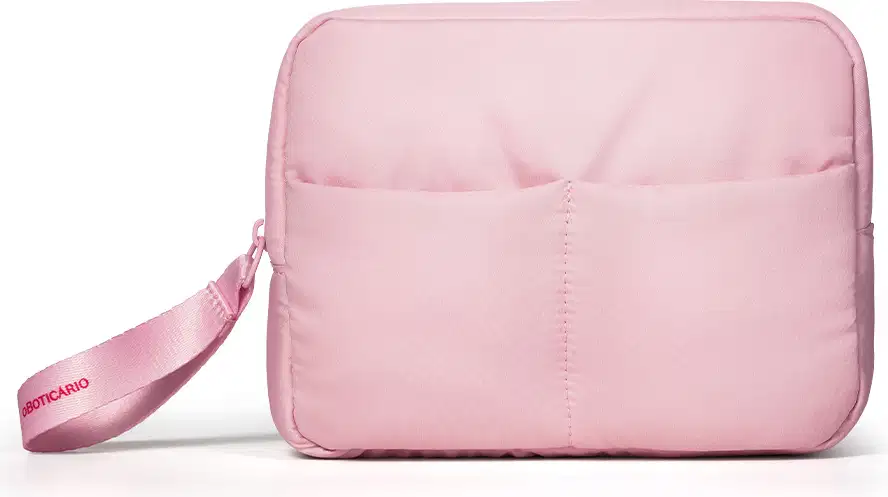 Imagem de uma nécessaire rosa clara com puxador. A bolsa tem vários compartimentos e um zíper na parte frontal. Não há nenhum texto ou rótulo visível na imagem.