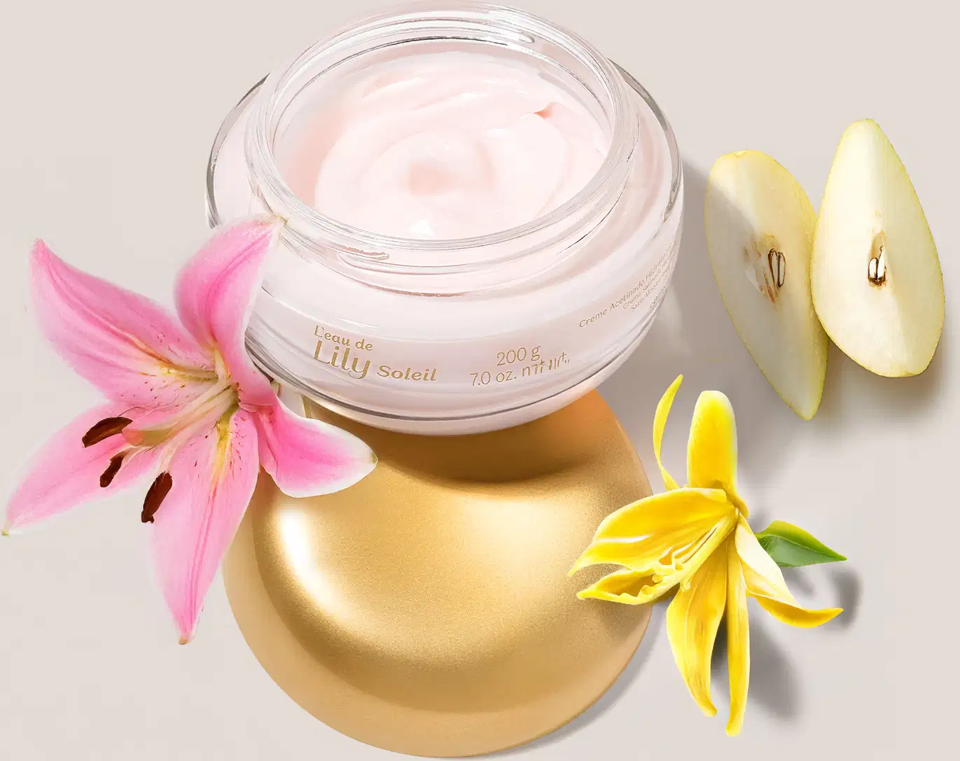 Imagem de pote de vidro com creme acetinado corporal L'eau de Lily Soleil, sobre superfície clara, com sua tampa dourada, flores rosa e amarelas ao redor, em cenário claro e minimalista.