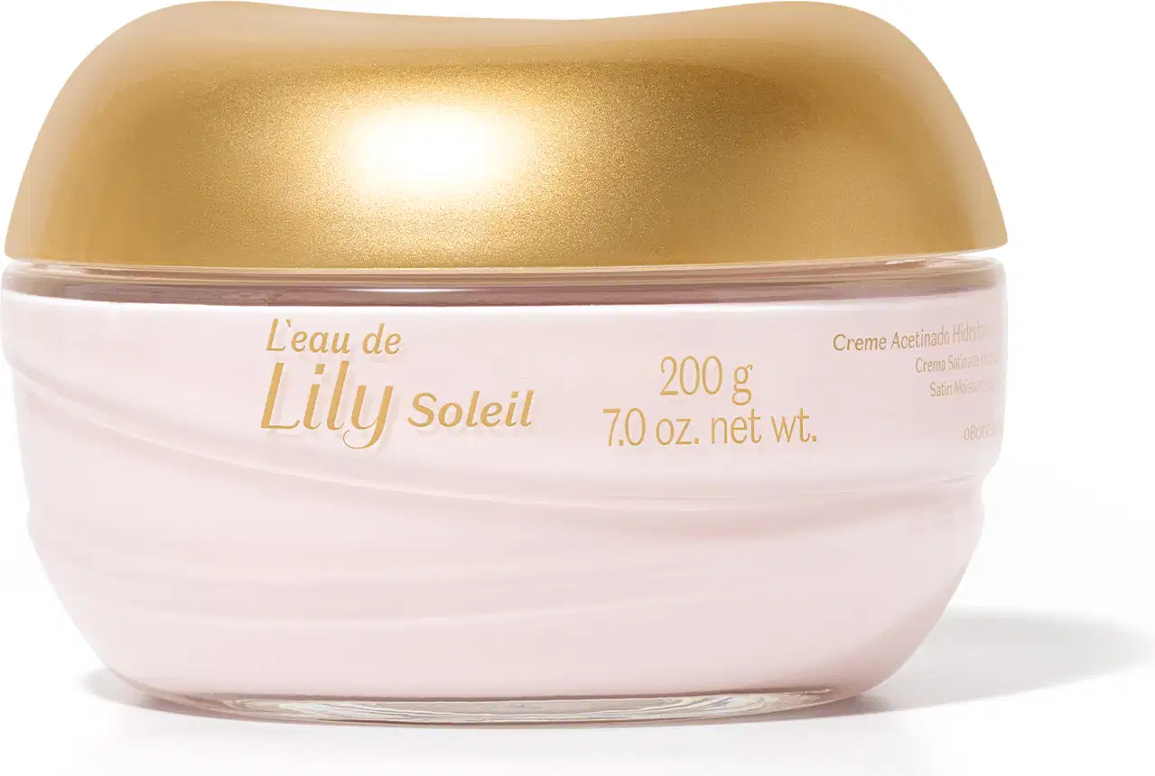 Imagem de um pote transparente com conteúdo branco e tampa e rótulo dourados contendo creme acetinado corporal da marca L'eau de Lily Soleil, contendo 200g de produto.