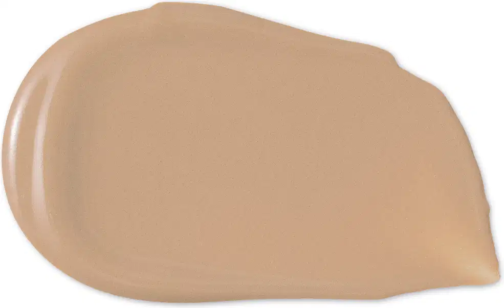 A textura do produto de beleza apresenta uma aparência cremosa e suave, com uma coloração bege clara e uniforme, sugerindo uma consistência macia e agradável ao toque.