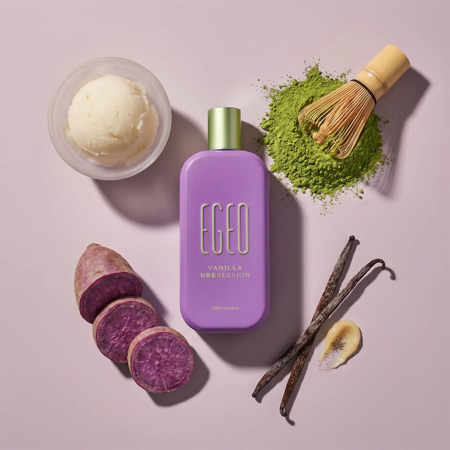 Recipiente de item de perfumaria da marca Egeo em tom lilás, com ingredientes naturais como baunilha, batata-doce roxa e matcha sobre superfície rosa.