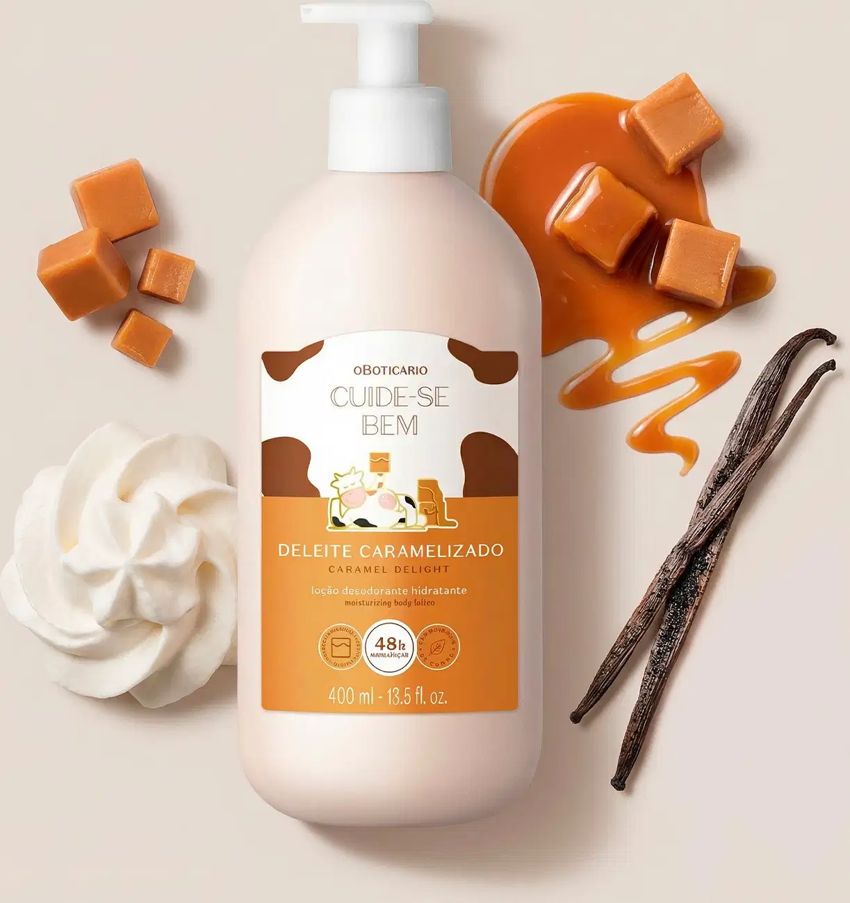 Imagem mostra uma embalagem branca de loção hidratante Cuide-se Bem Deleite Caramelizado com bomba dosadora, rodeada por cubos de caramelo laranja, um creme branco e favas de baunilha em fundo bege claro. O frasco é branco, marrom com ilustração de vaca.