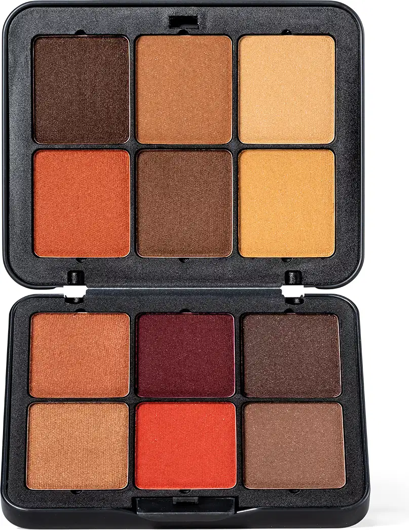 A imagem mostra uma paleta de maquiagem multifuncional com seis tons em tons de terrosos e quentes, em embalagem preta retangular com divisórias e espelho na tampa. O produto é da marca Make B.