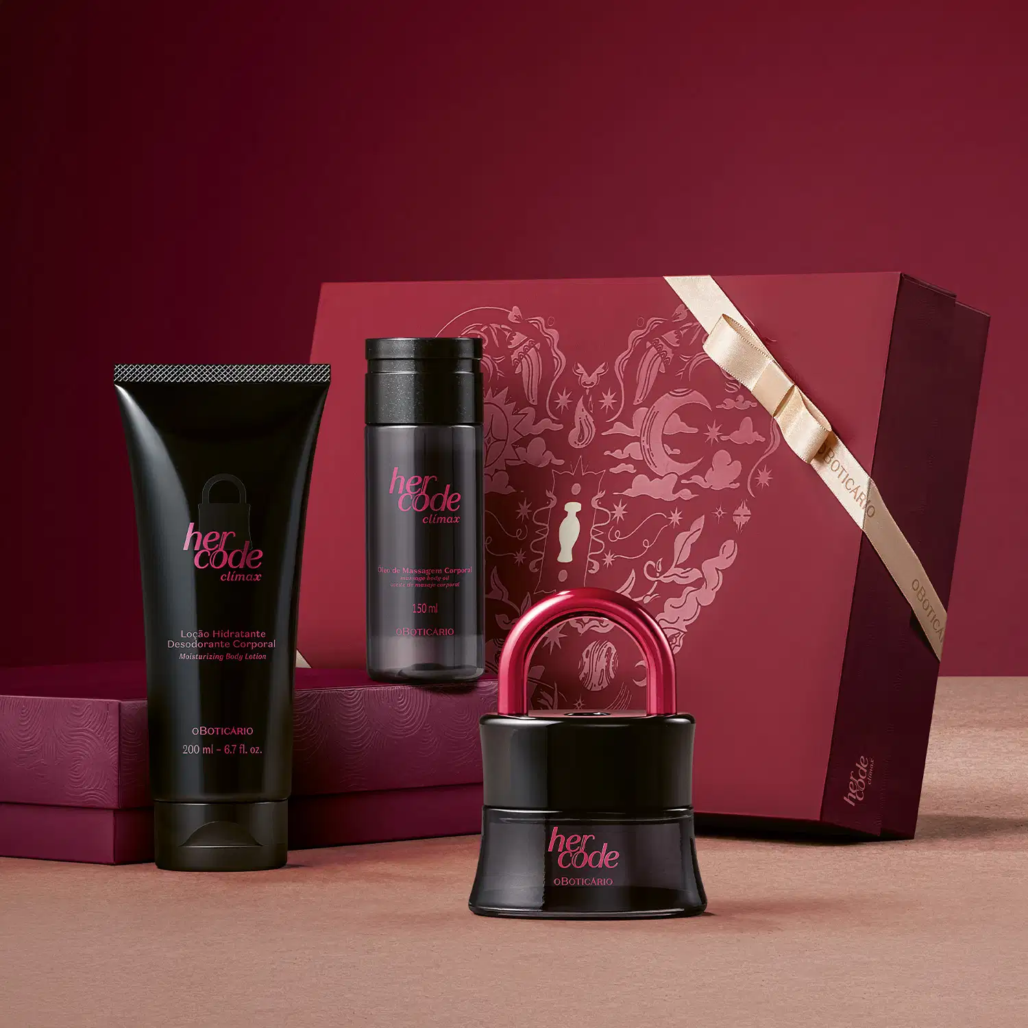 Caixa vermelha com ilustrações vista lateralmente e outra posicionada horizontalmente sobre superfície rosa clara e fundo vinho, com 3 itens de perfumaria da linha Her Code Clímax, sendo o frasco de desodorante colônia em primeiro plano.