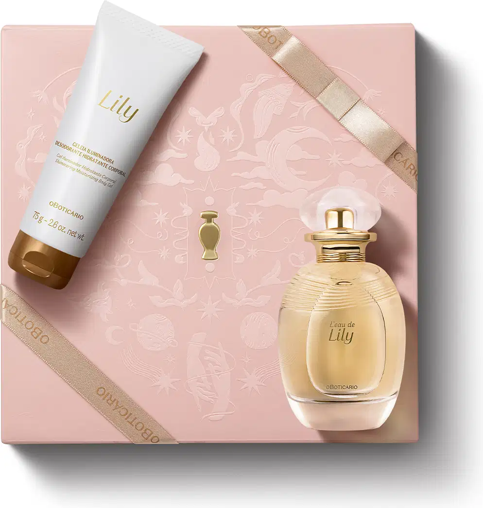 Caixa rosa com estampa delicada e sobre a tampa dela, um frasco de item perfumaria L'Eau de Lily de vidro e tampa cristal com borrifador dourado, e bisnaga de creme hidratante da mesma marca, em tons de branco e dourados.