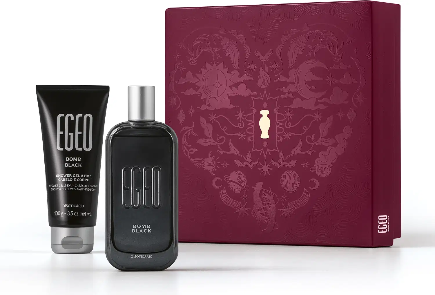 Caixa de presente de cor vinho com um grande coração ilustrado detalhes de temática celestial. Ao lado, itens de perfumaria da marca  Egeo Bomb Black, sendo um frasco de desodorante colônia preto e bisnaga de gel de banho preta, ambas com tampa prateada.