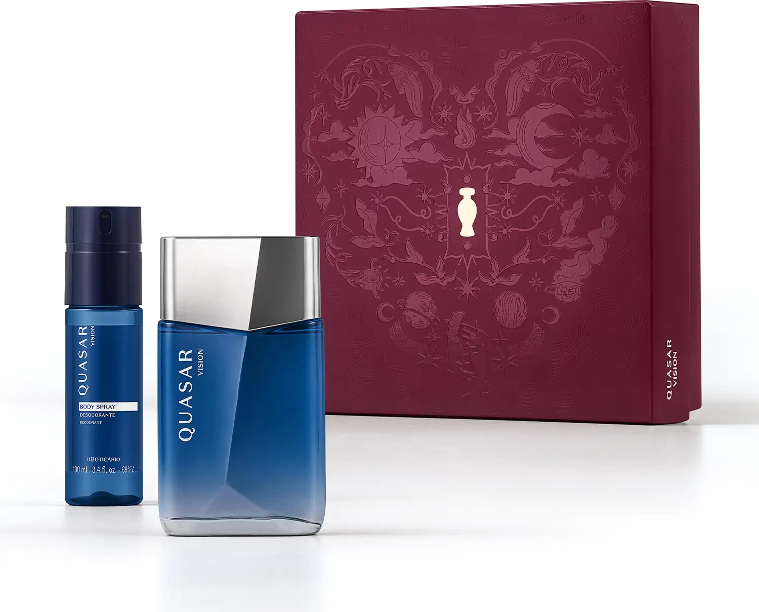 Caixa de presente vinho com coração ilustrado detalhes de temática celestial. Ao lado, itens de perfumaria Quasar Vision, sendo um frasco de desodorante colônia azul com design angulado e um body spray cilíndrico azul com tampa borrifadora azul escura.
