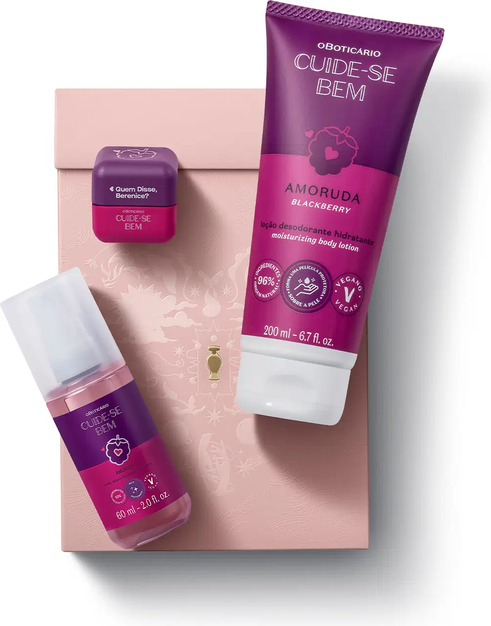 Caixa rosa claro com padrão floral em dourado posicionada horizontalmente e sobre ela, três itens de corpo e banho da marca Cuide-se Bem Amoruda, sendo um body spray, uma bisnaga de loção corporal e um hidratante labial, todos nas cores roxo e pink.