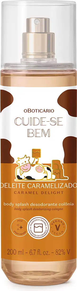 A imagem mostra um frasco transparente do body splash Cuide0se Bem Deleite Caramelizado, com tampa e pulverizador prateados. Rótulo branco com detalhes em marrom e ilustração de da vaquinha As informações do produto estão em letras brancas e pretas.