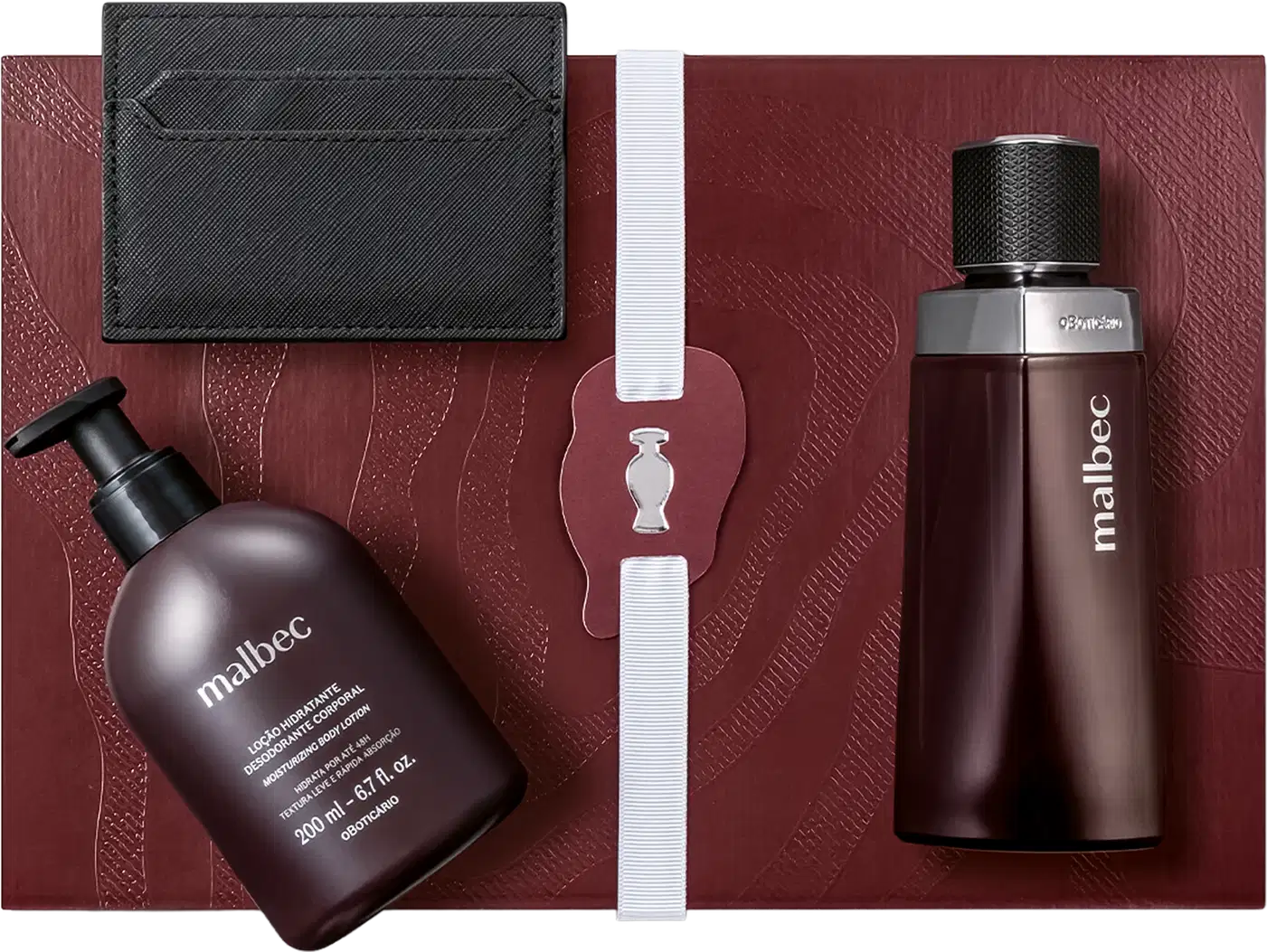 Embalagem de item de perfumaria Malbec em superfície de couro vermelho, com carteira e acessório de couro preto ao lado.