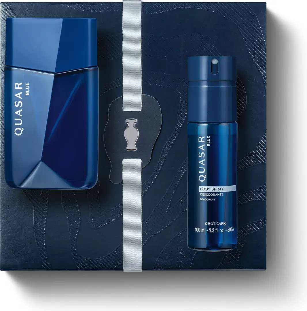 kit de item de perfumaria Quasar composto por frasco de fragrância azul e embalagem de papelão azul-marinho com textura ondulada e fita branca.