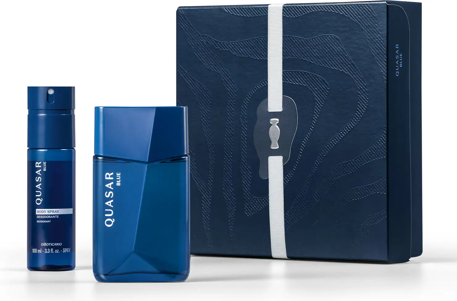 kit de item de perfumaria Quasar composto por frasco de fragrância azul e embalagem de papelão azul-marinho com textura ondulada e fita branca.