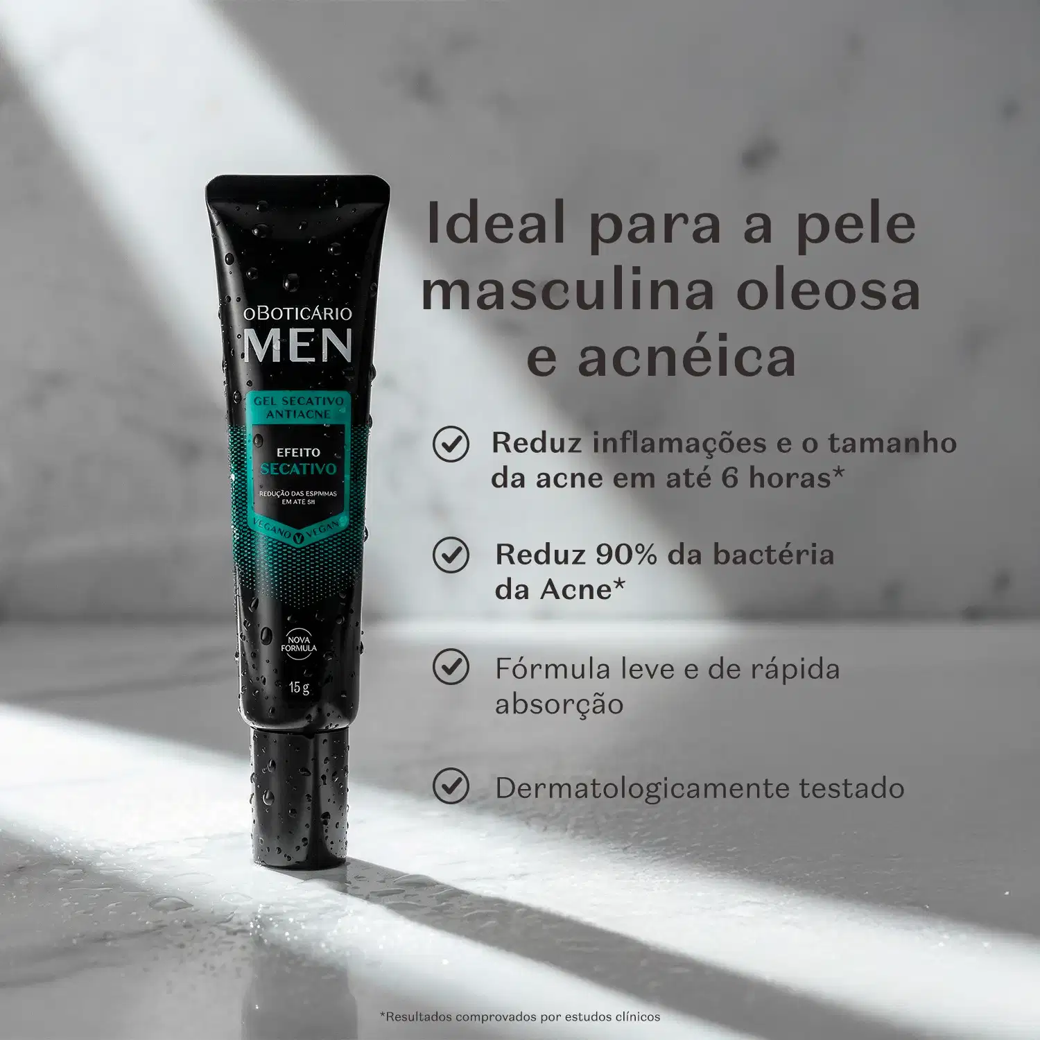 Imagem da bisnaga preta de gel secativo facial Men apresentado em um cenário de luzes e sombras. Indica que o produto é ideal para peles masculinas oleosas e acneicas, reduz a inflamação em até 6 horas, diminui 60% das bactérias da acne, com fórmula leve.