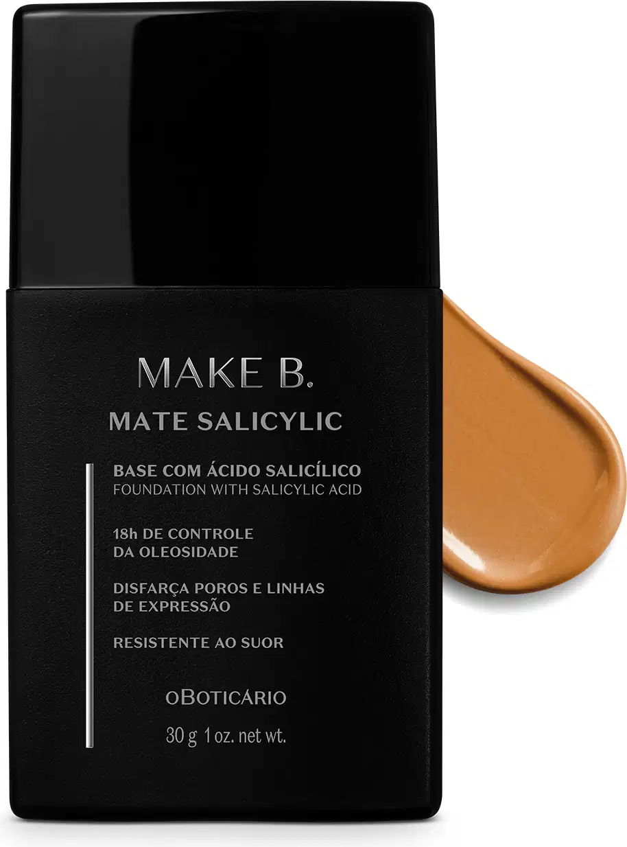 Frasco preto de base da linha Make B. Mate Salicylic com texto em branco trazendo informações do produto, como presença de ácido salicílico, controle de oleosidade e resistência ao suor. Atrás da embalagem, vemos um pouco de base bege média espalhada.