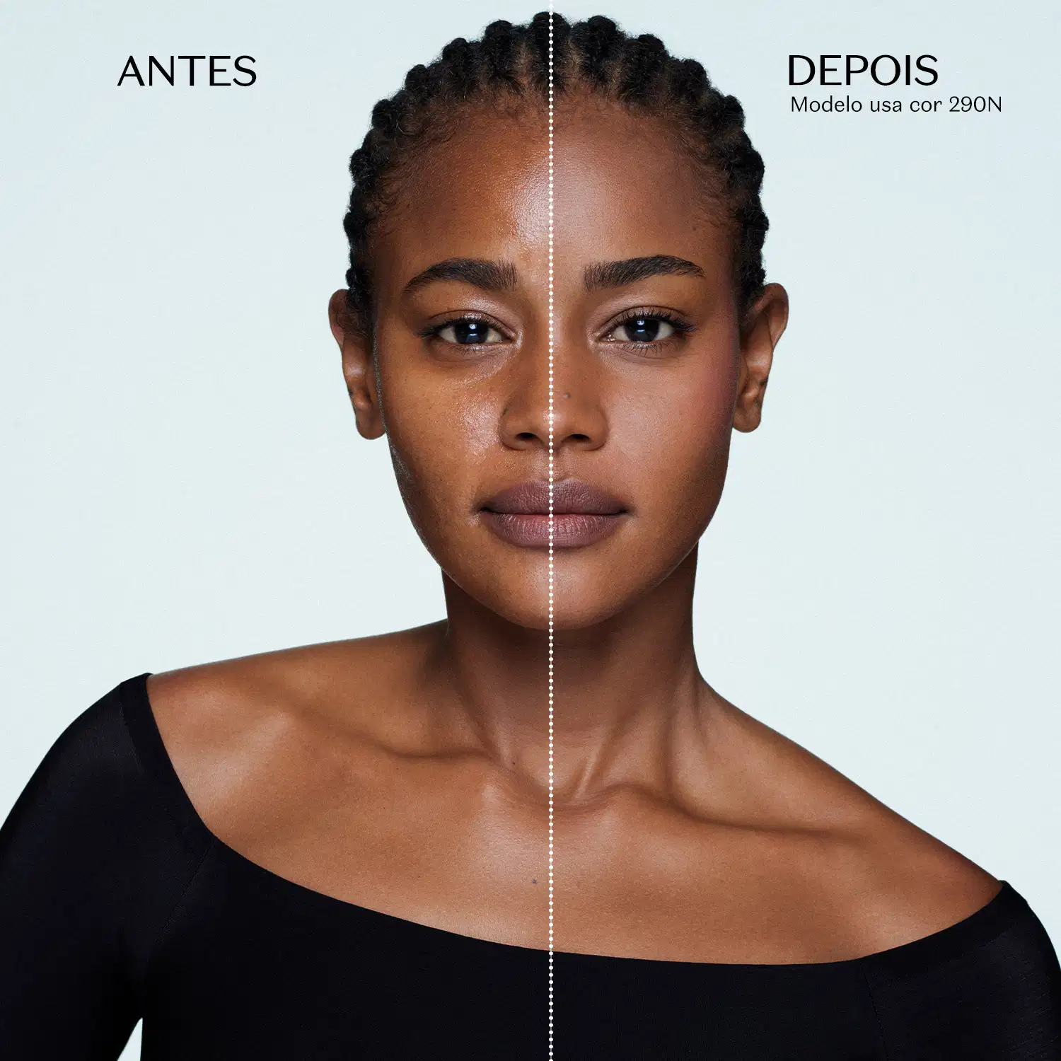Retrato frontal de uma mulher negra com penteado trançado, olhar sério e expressão neutra, usando camiseta gola canoa preta, em fundo branco com divisão vertical  na metade do rosto e os dizeres  "antes" e "depois", mostrando o efeito da aplicação da base