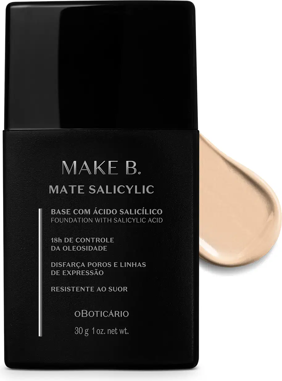 Frasco preto de base da linha Make B. Mate Salicylic com texto em branco trazendo informações do produto, como presença de ácido salicílico, controle de oleosidade e resistência ao suor. Atrás da embalagem, vemos um pouco de base bege clara espalhada.