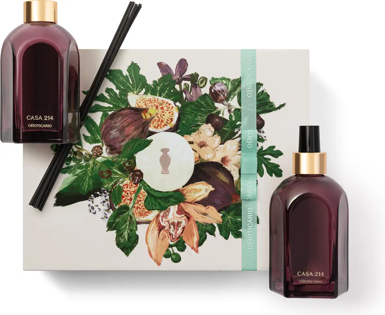 No canto superior esquerdo está um vidro de difusor com varetas pretas, ao centro está uma caixa com faixa verde e flores ilustradas e no canto inferior direito está um vidro de aromatizador de ambientes. As embalagens são roxas, retangulares e elegantes.