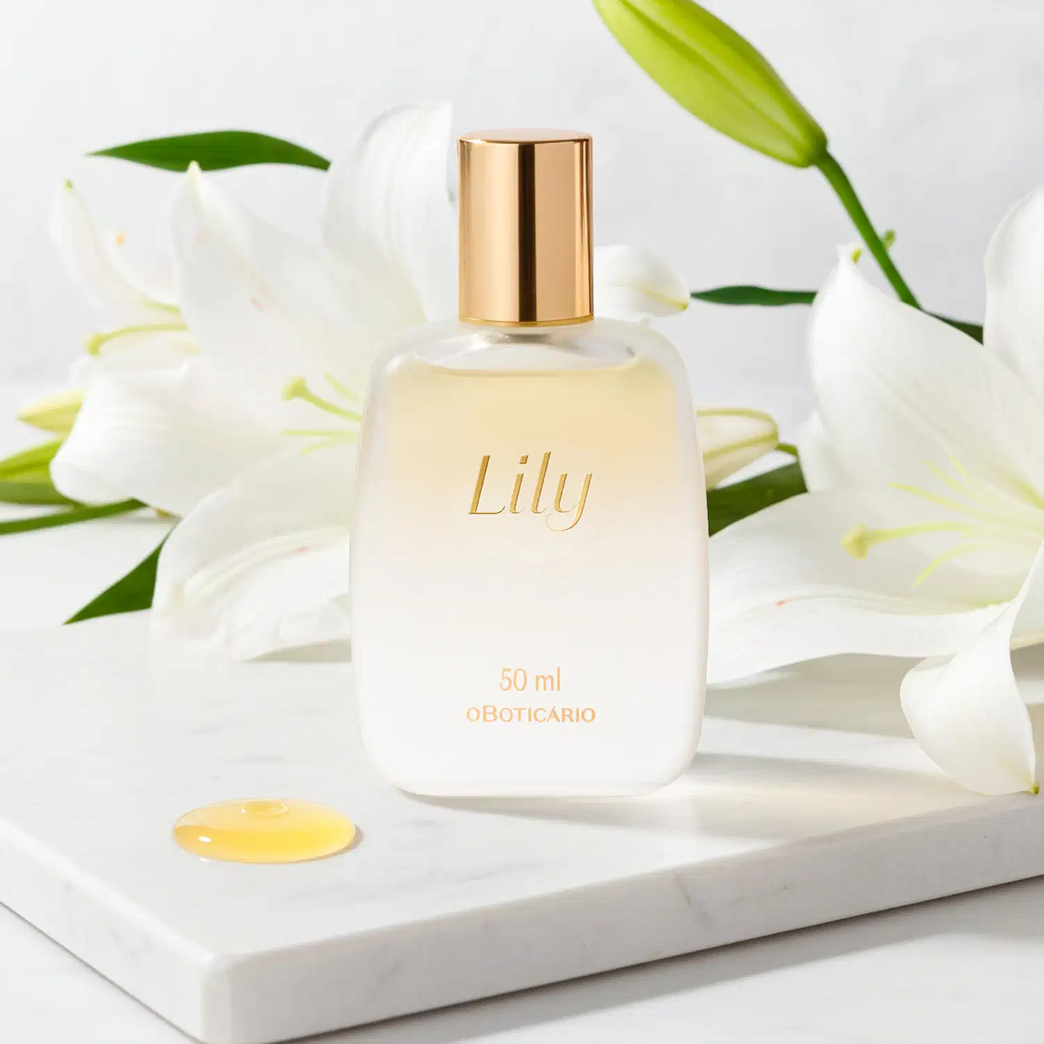 Imagem de um ambiente de beleza elegante e refinado, com um frasco de spray capilar Lily em destaque, cercado por belas flores brancas em um cenário claro e minimalista, sugerindo um produto de alta qualidade e sofisticação.