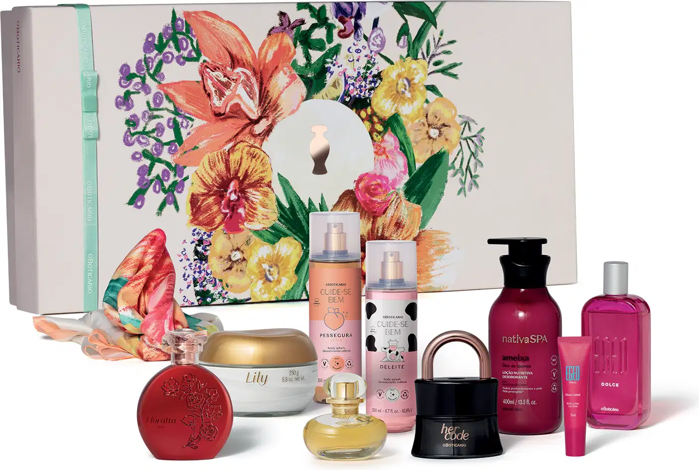 A imagem mostra um kit de presentes contendo uma caixa branca com ilustrações florais, seguida de diversos produtos de perfumaria e cuidados pessoais do Boticário, incluindo frascos, potes e bisnagas em cores variadas.