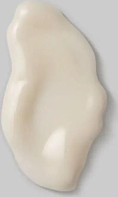 Textura cremosa e brilhante de produto de cuidados para cabelos, em tom branco, com superfície branca, lisa e uniforme.
