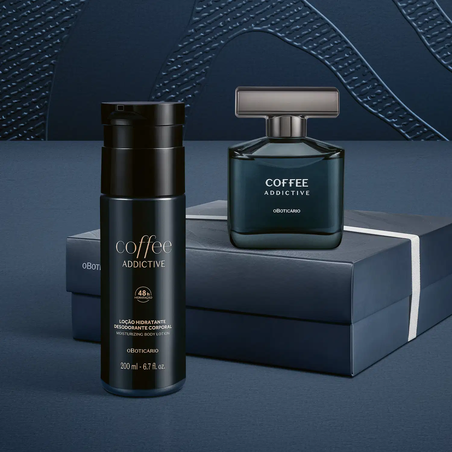 Embalagens pretas e azuis de um item de perfumaria da marca Coffee Addictive, posicionadas sobre uma superfície escura com elementos geométricos, em um cenário monocromático e minimalista.