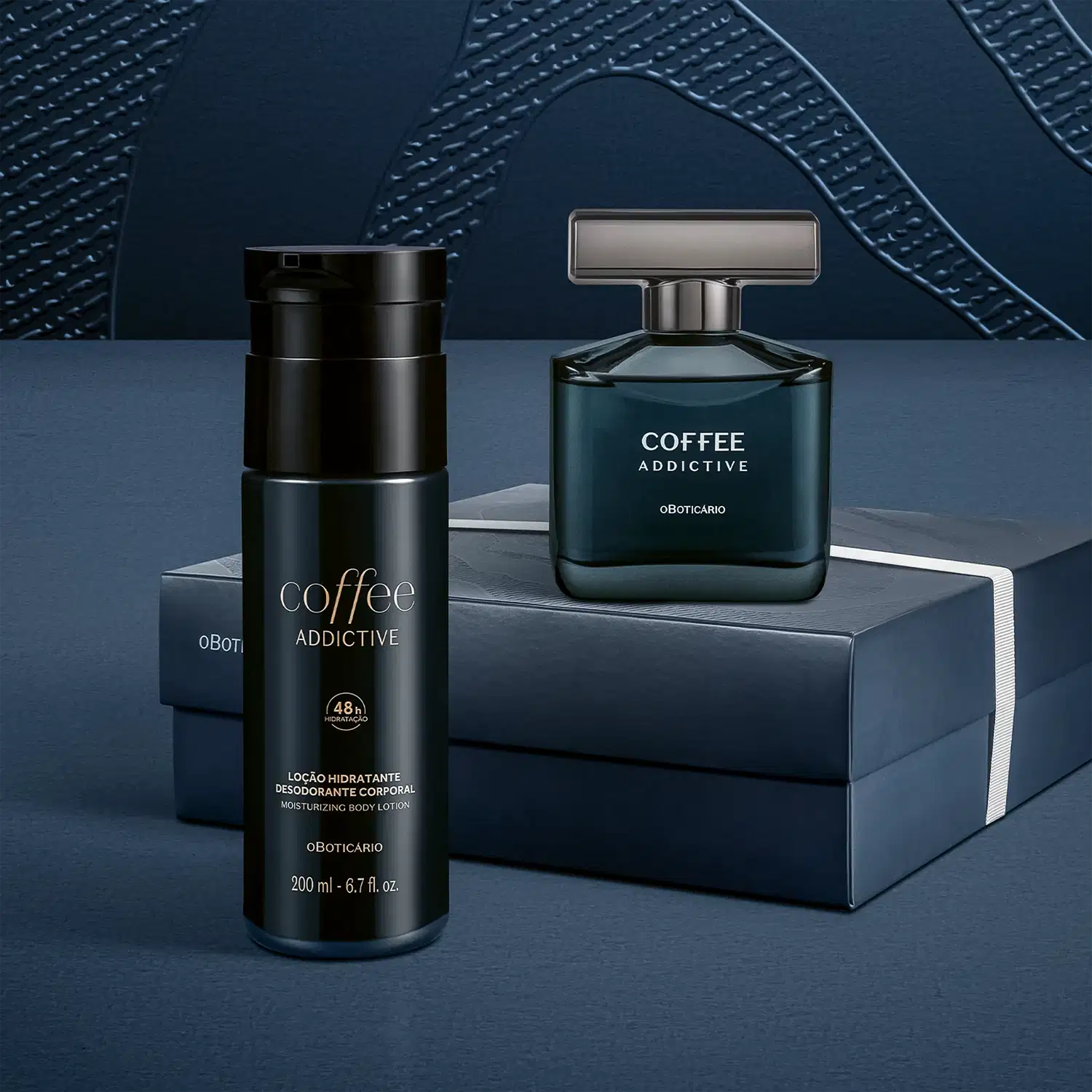Dois frascos de perfumaria da marca Coffee Addictive, em embalagens pretas com detalhes em prata, exibidos sobre uma superfície escura com caixa preta ao fundo.