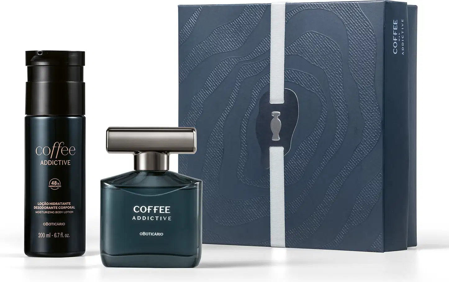 Kit de item de perfumaria da marca Coffee Addictive, composto por frasco de perfume e recipiente de desodorante corporal, ambos em tons de azul escuro com detalhes em preto, em embalagem decorativa cinza.